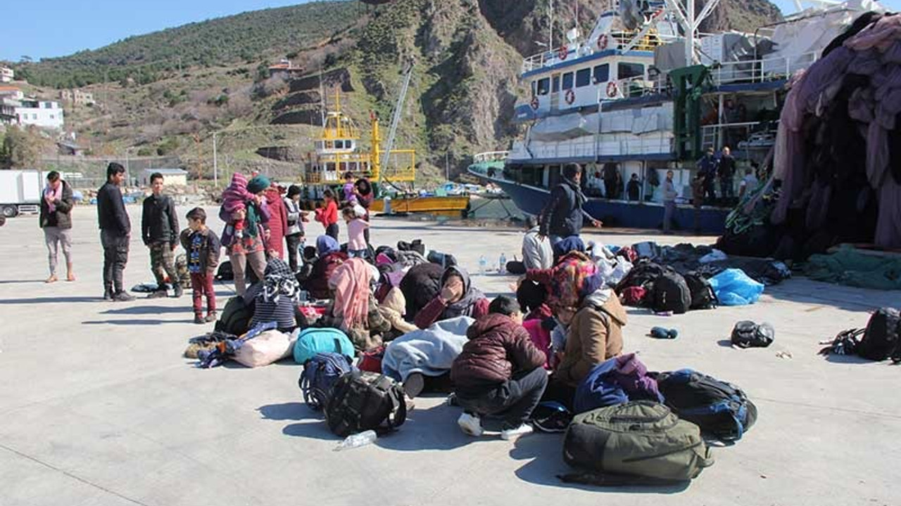 Boğulma tehlikesi geçiren mülteciler anlatıyor: Bir yıldır gitmek için bekliyoruz