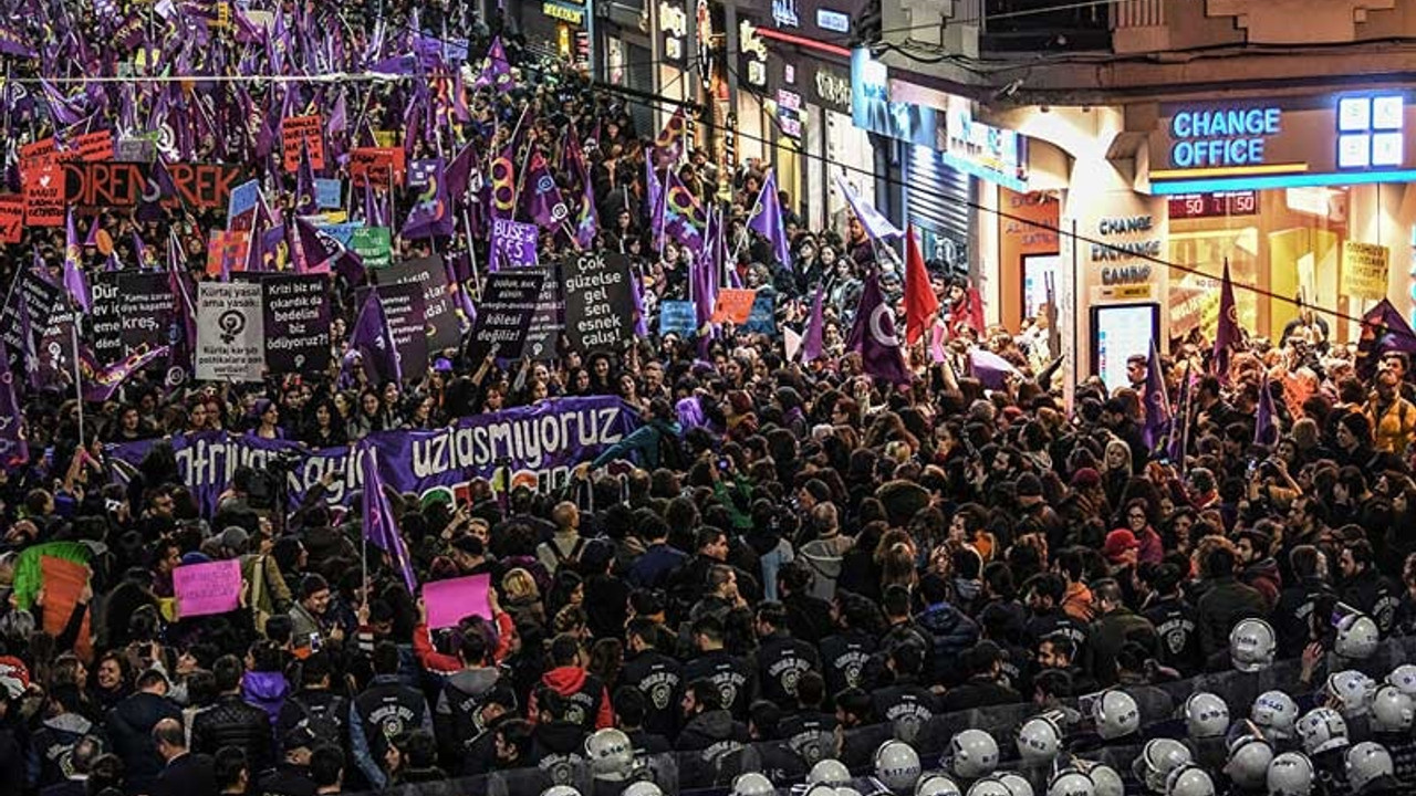 Feminist Gece Yürüşü: Polis saldırdı kadınlar direndi