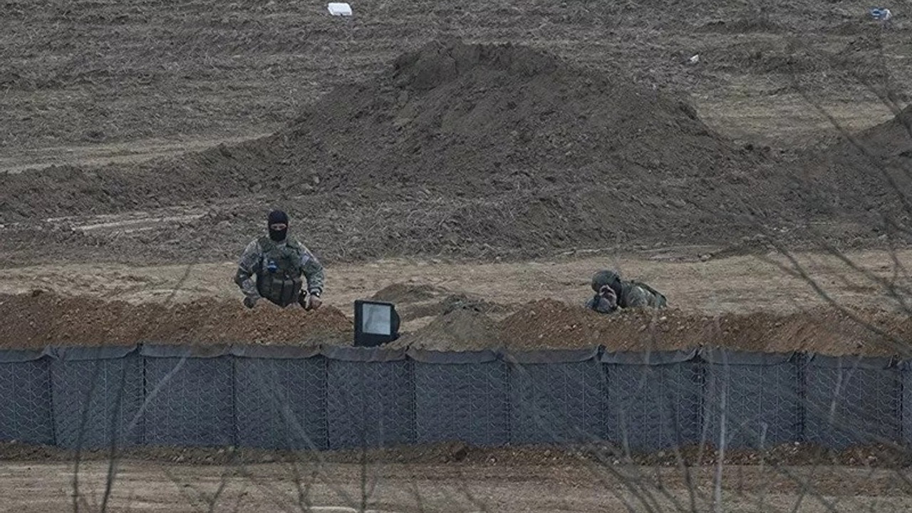 Yunanistan sınır birlikleri sınır hattına siper kazıyor