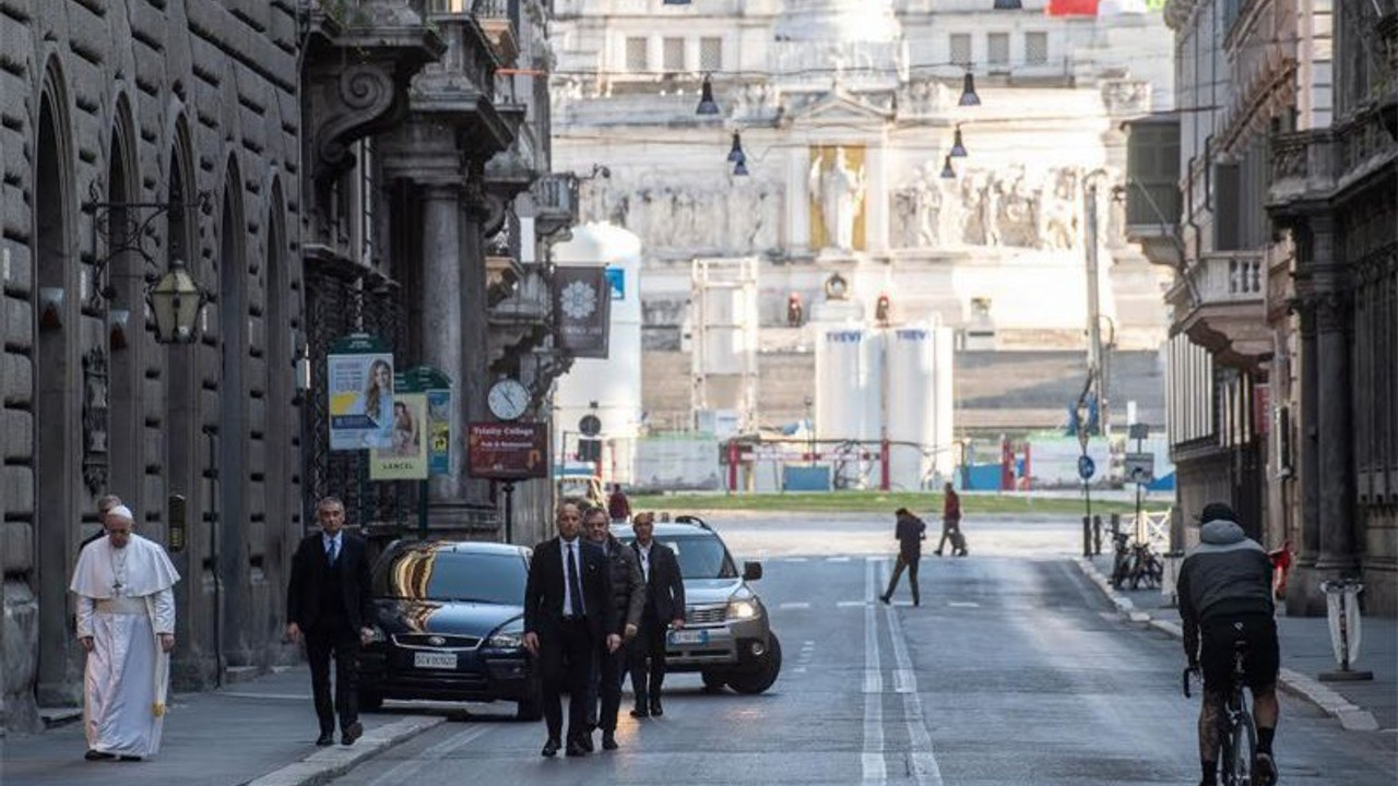 Koronavirüs: Papa boşalan Roma sokaklarında