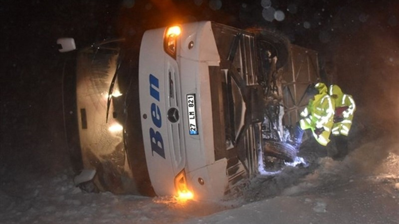 Yolcu otobüsü devrildi: 37 yaralı