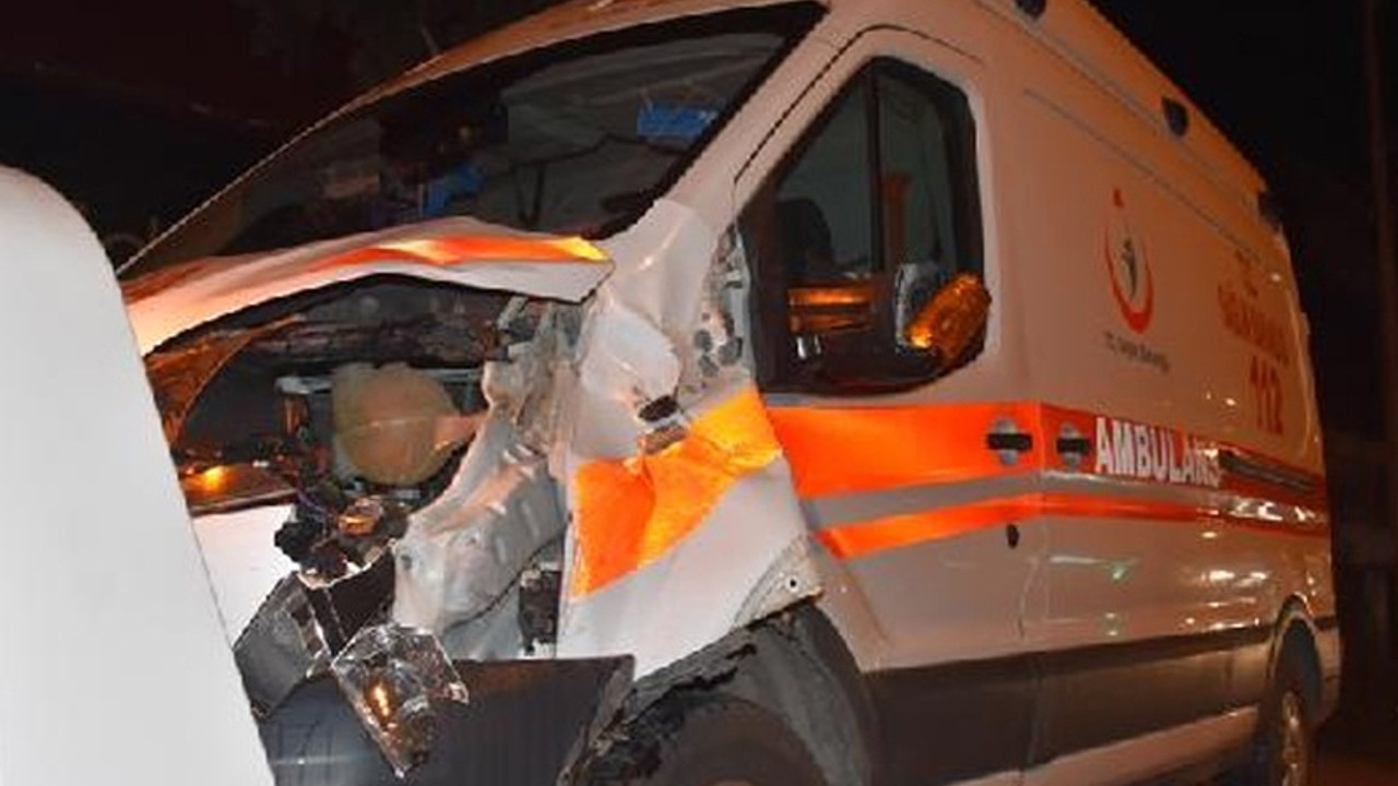 Ambulans yayalara çarptı: 2 ölü