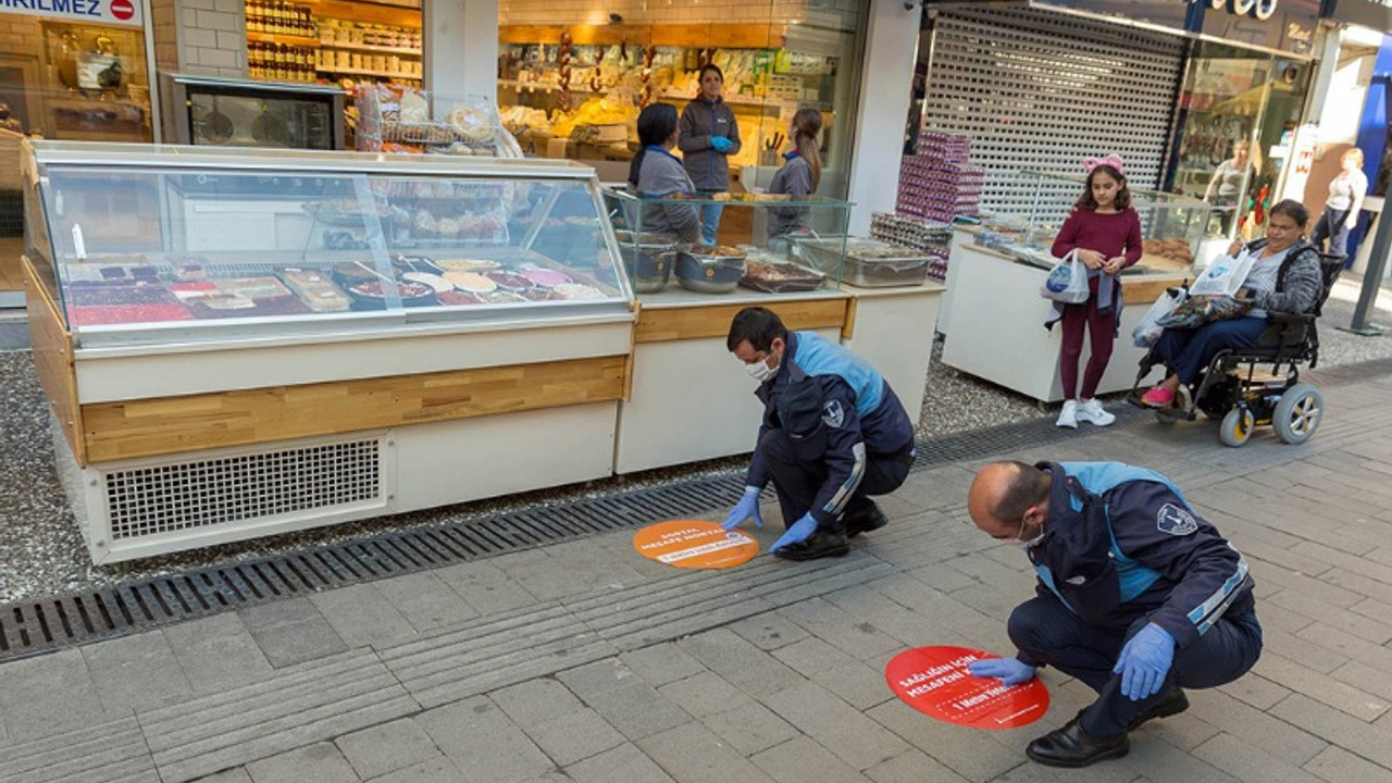 İzmir'de sosyal mesafe için zemin çıkartması