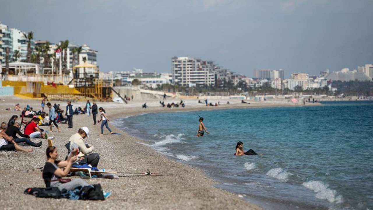 Antalya'da güneşi gören denize girdi