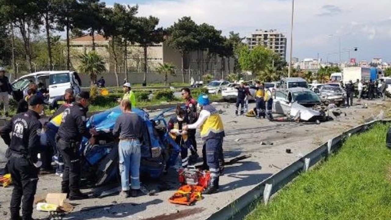 TIR polis uygulama noktasındaki arabalara çarptı: 5 ölü, 15 yaralı