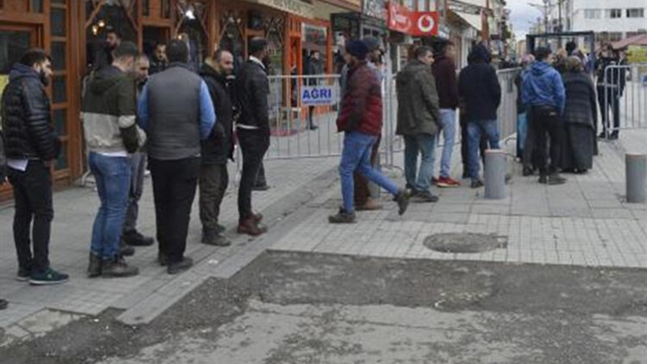 Polis sokakta ateş ölçtü, TOMA ile duyuru yaptı: 'Sosyal mesafeye dikkat'