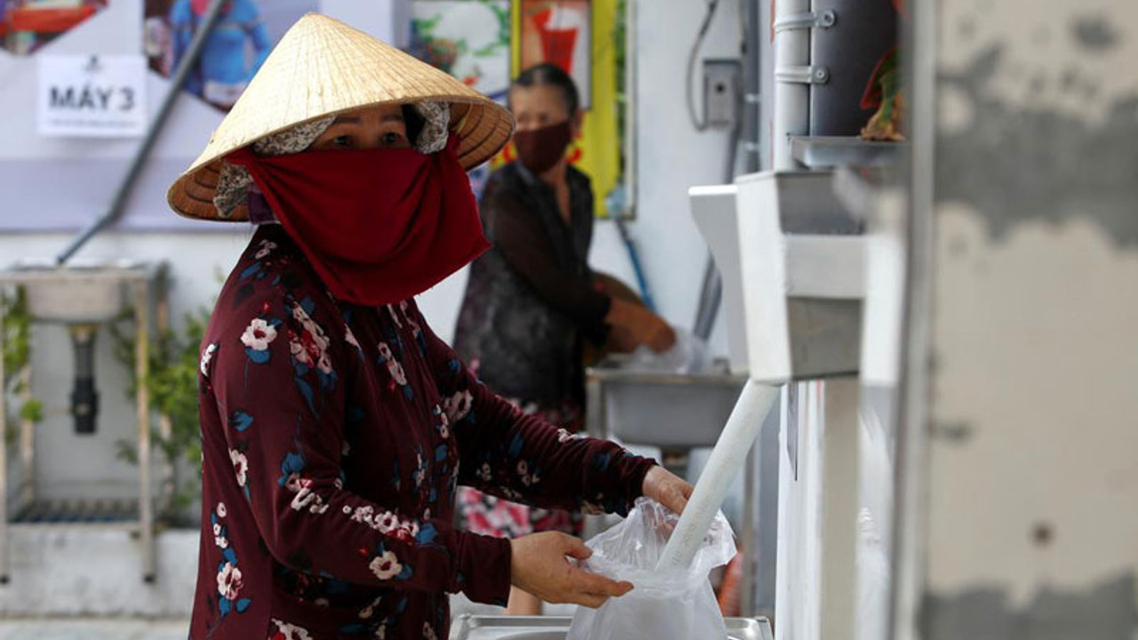 Korona nedeniyle işsiz kalanlara 'pirinç ATM'si 24 saat pirinç veriyor