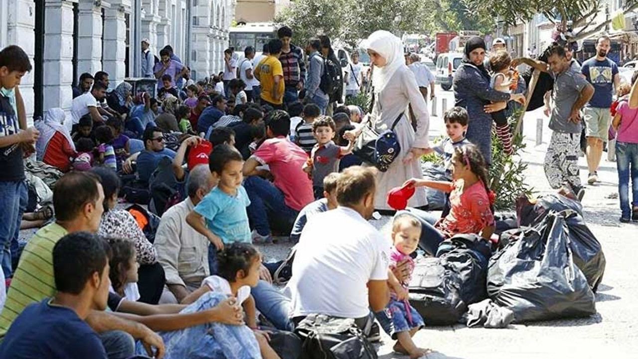 Mülteciler, salgına rağmen İzmir sokaklarına terk edildi