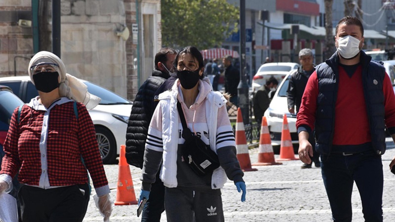 Enfeksiyon uzmanı: Siyah maskeler süs olarak takılabilir, korumaya uygun değil