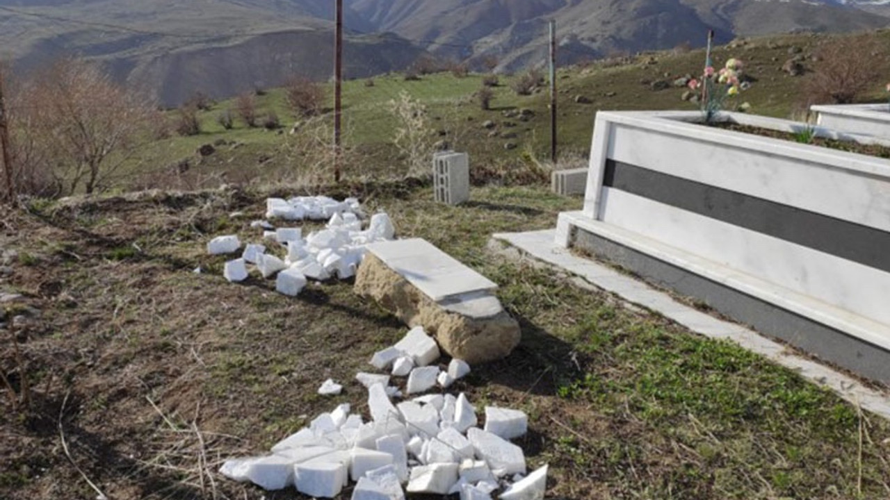 Askerler, ailelerin gözü önünde mezar taşlarını parçaladılar