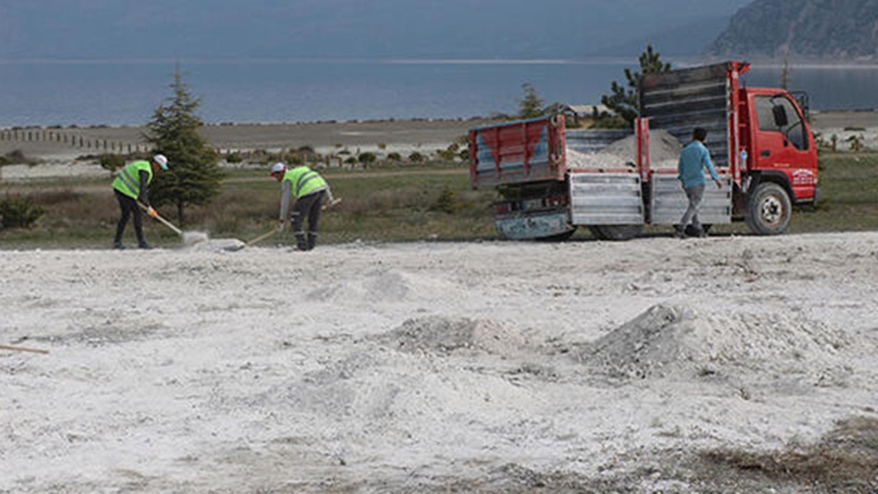 Salda Gölü'nün taşınan kumlar geri getiriliyor