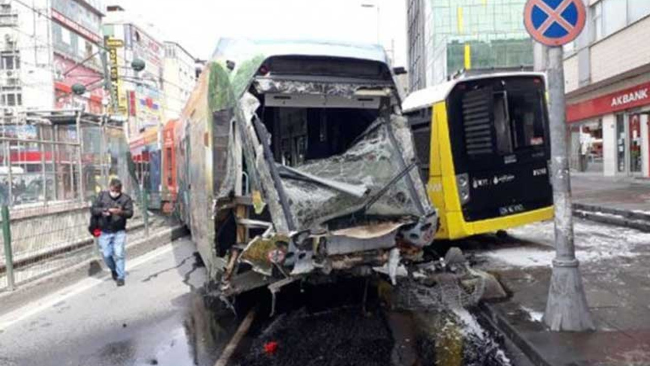 Sultangazi'de tramvay belediye otobüsüne çarptı