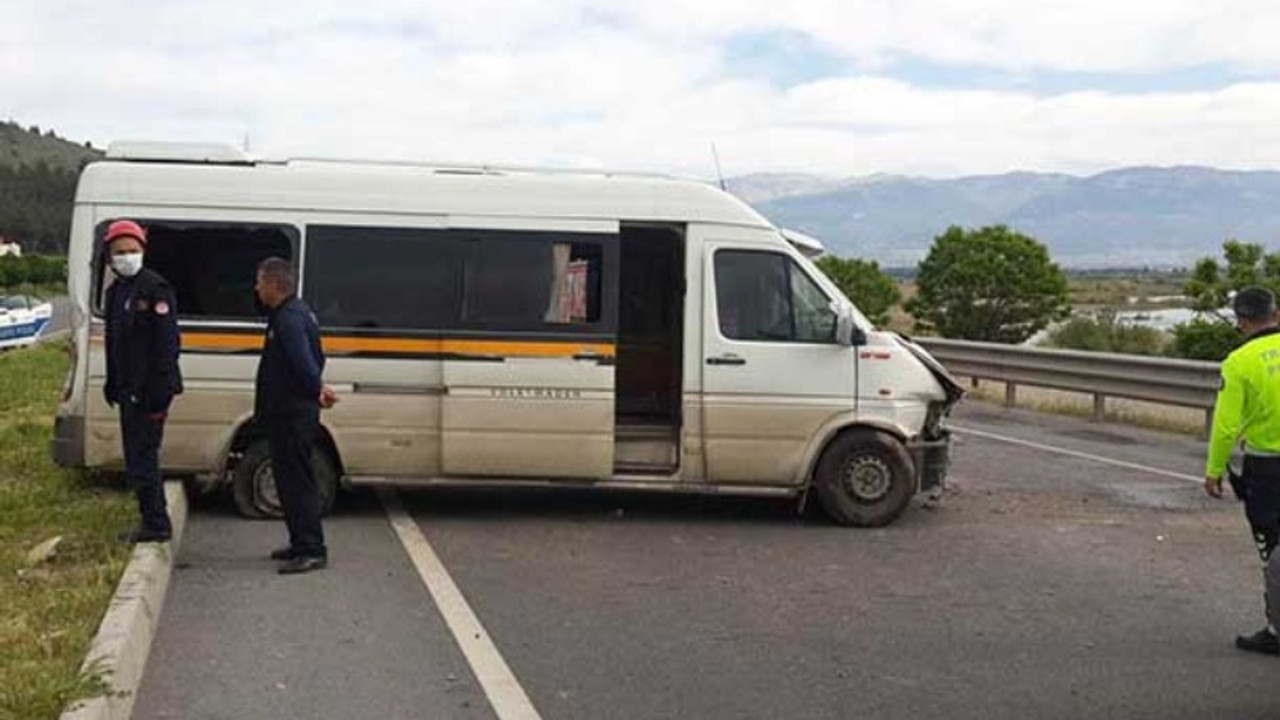 Kaza yapan serviste 4 işçi yaralandı