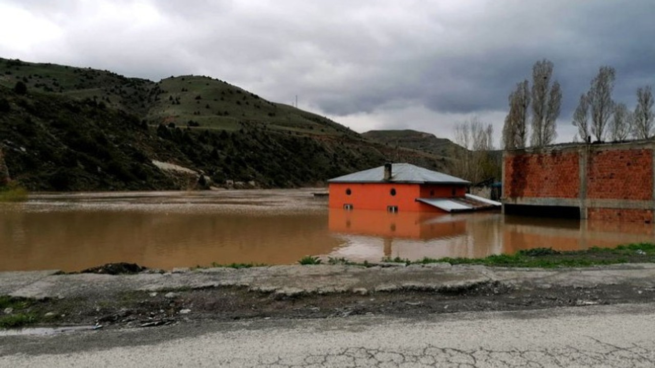 Karakurt köyü boşaltılmadan baraj suları altında kaldı