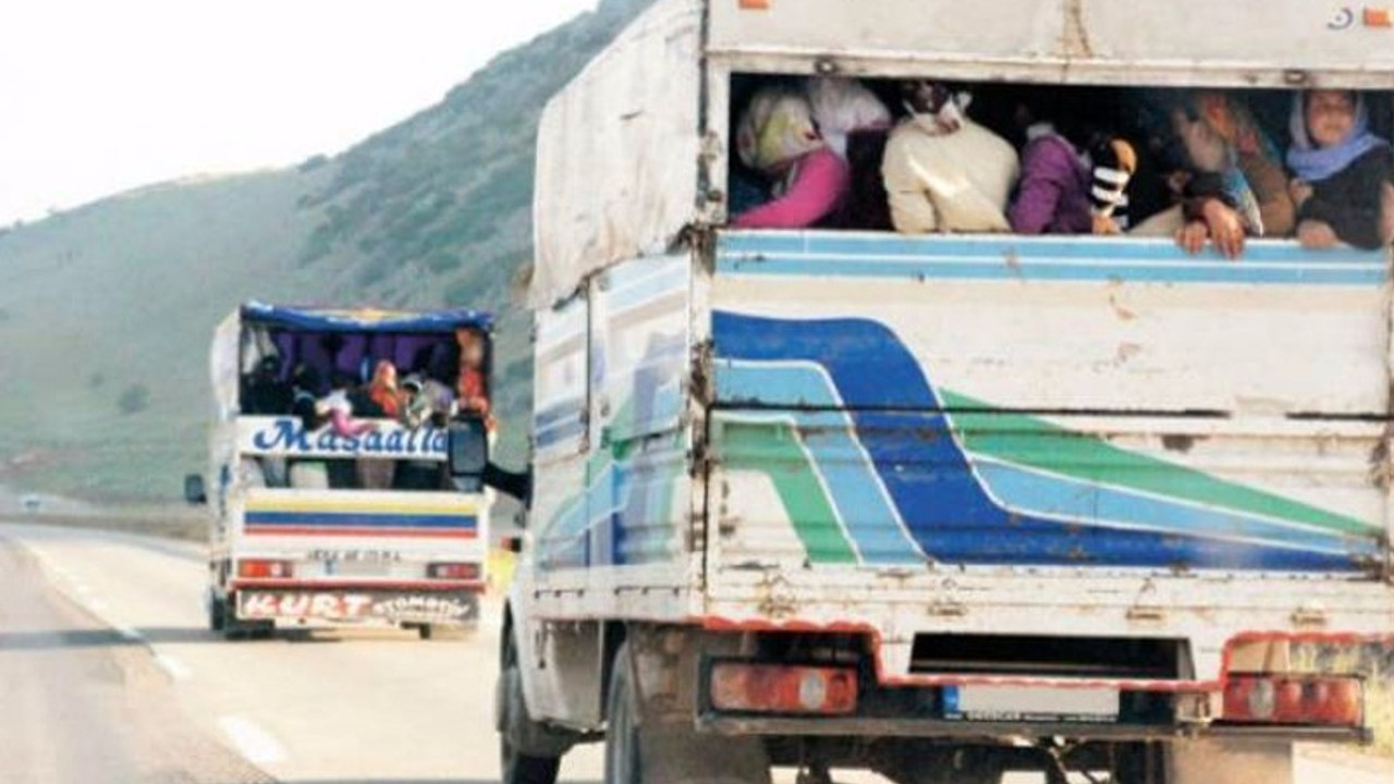 Tarım işçilerini taşıyan kamyonet TIR’a çarptı