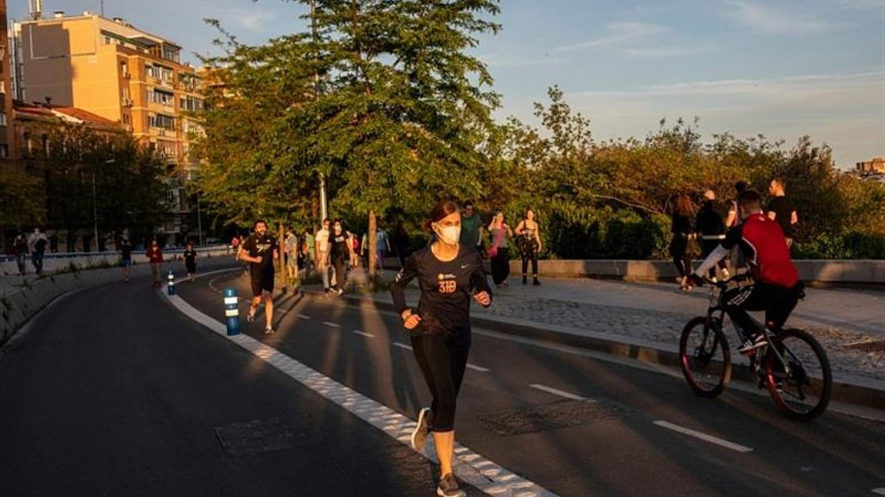 Olağanüstü halin gevşetildiği İspanya'da sokaklar spor yapanlarla doldu