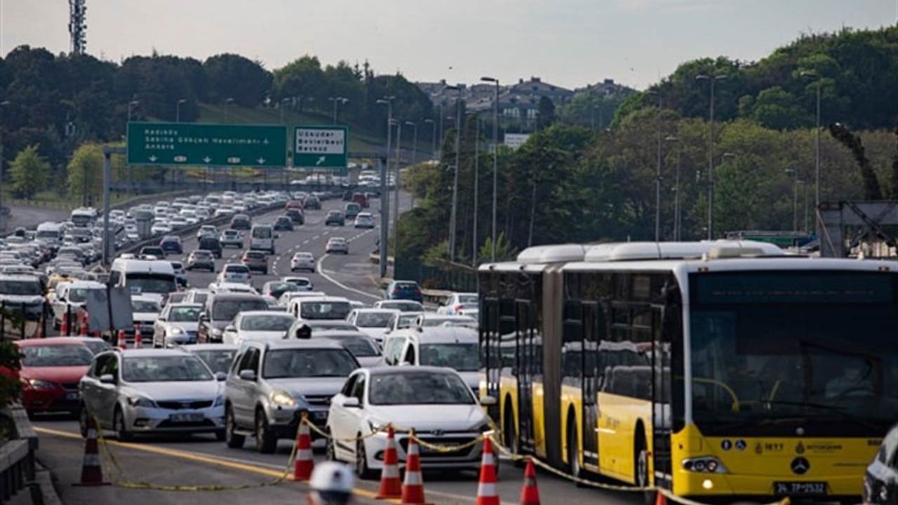 'Normalleşme' adımlarının ilk günü: İstanbul'da trafik kilitlendi