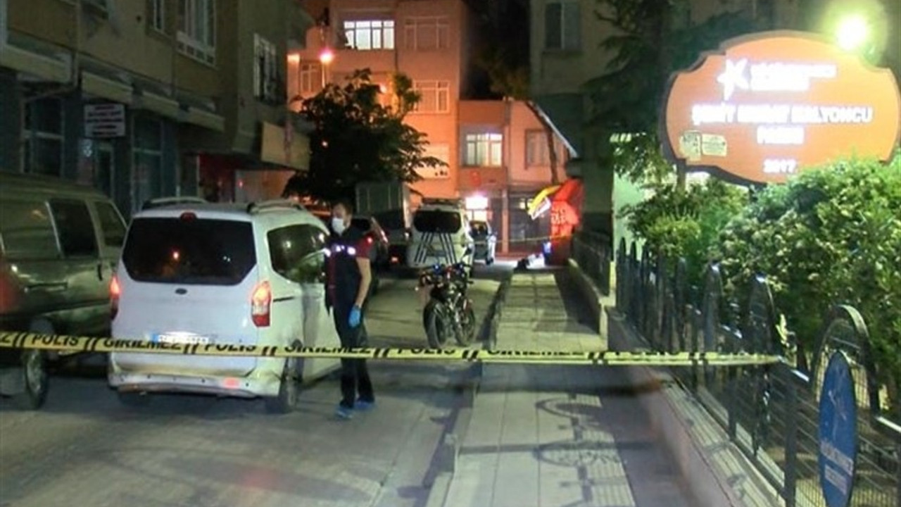 İstanbul'da parkta oturan gençlere silahlı saldırı: Yaralılar var