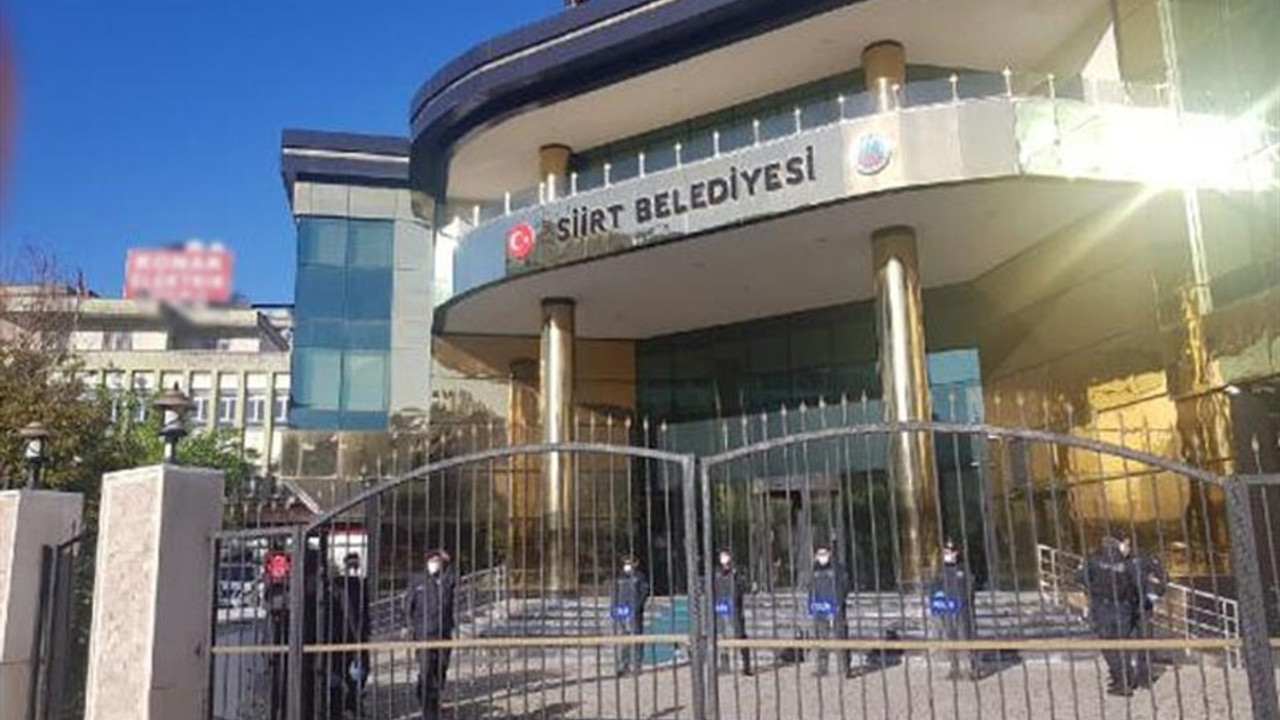 Kayyım atanan belediyenin hoparlöründen İstiklal Marşı dinletildi