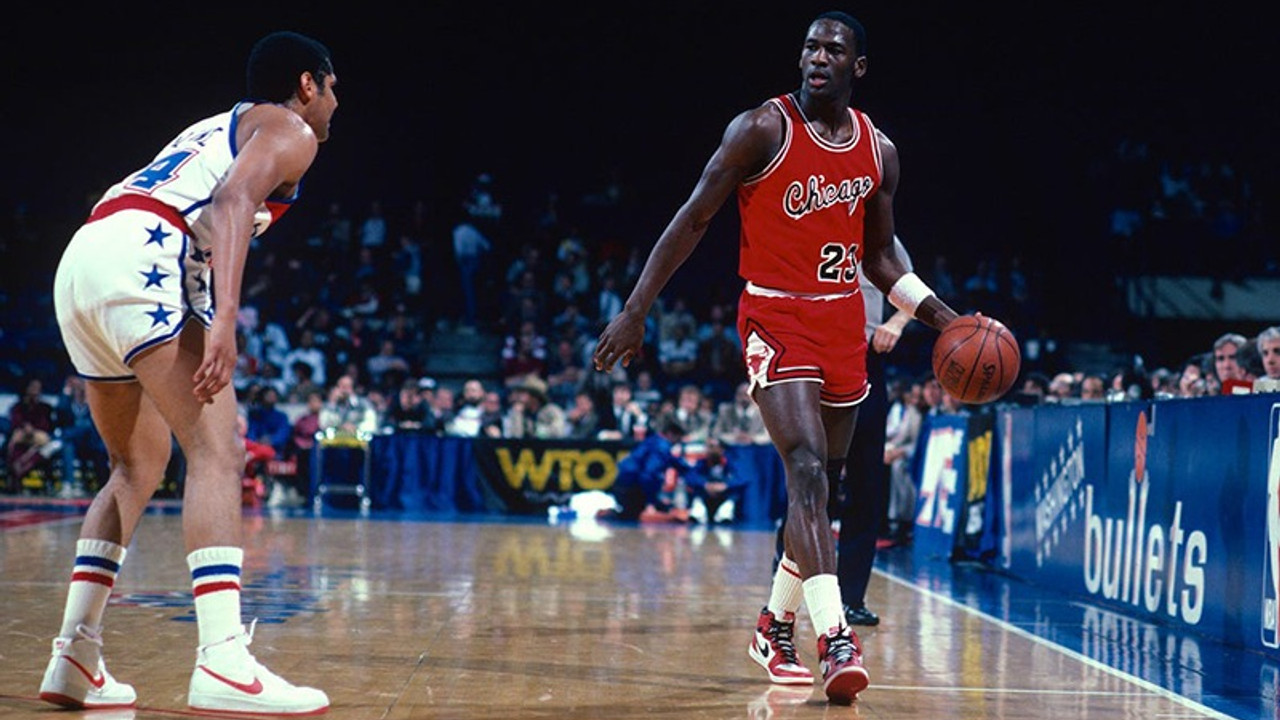 Michael Jordan'ın NBA'de giydiği ilk ayakkabılar 560 bin dolara satıldı