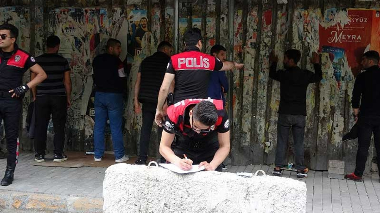 Beyoğlu'nda toplu halde gezen 13 kişi, gruplara ayrılarak farklı yönlere gönderildi