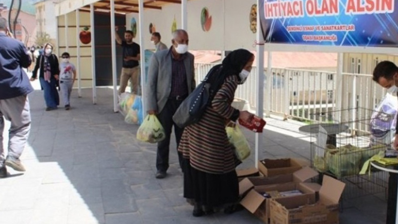 AKP'li belediye yardım standına el koydu