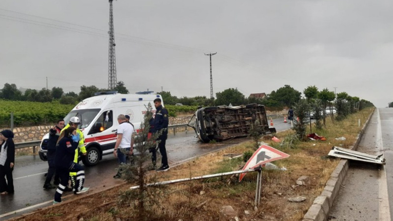 Kayganlaşan yolda sollama yapmak isteyen servis devrildi: 15 tarım işçisi yaralandı