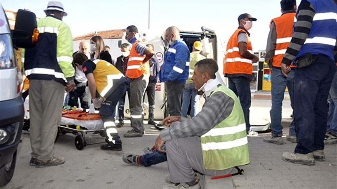 İşçi servisi taksiyle çarpıştı: 16 yaralı