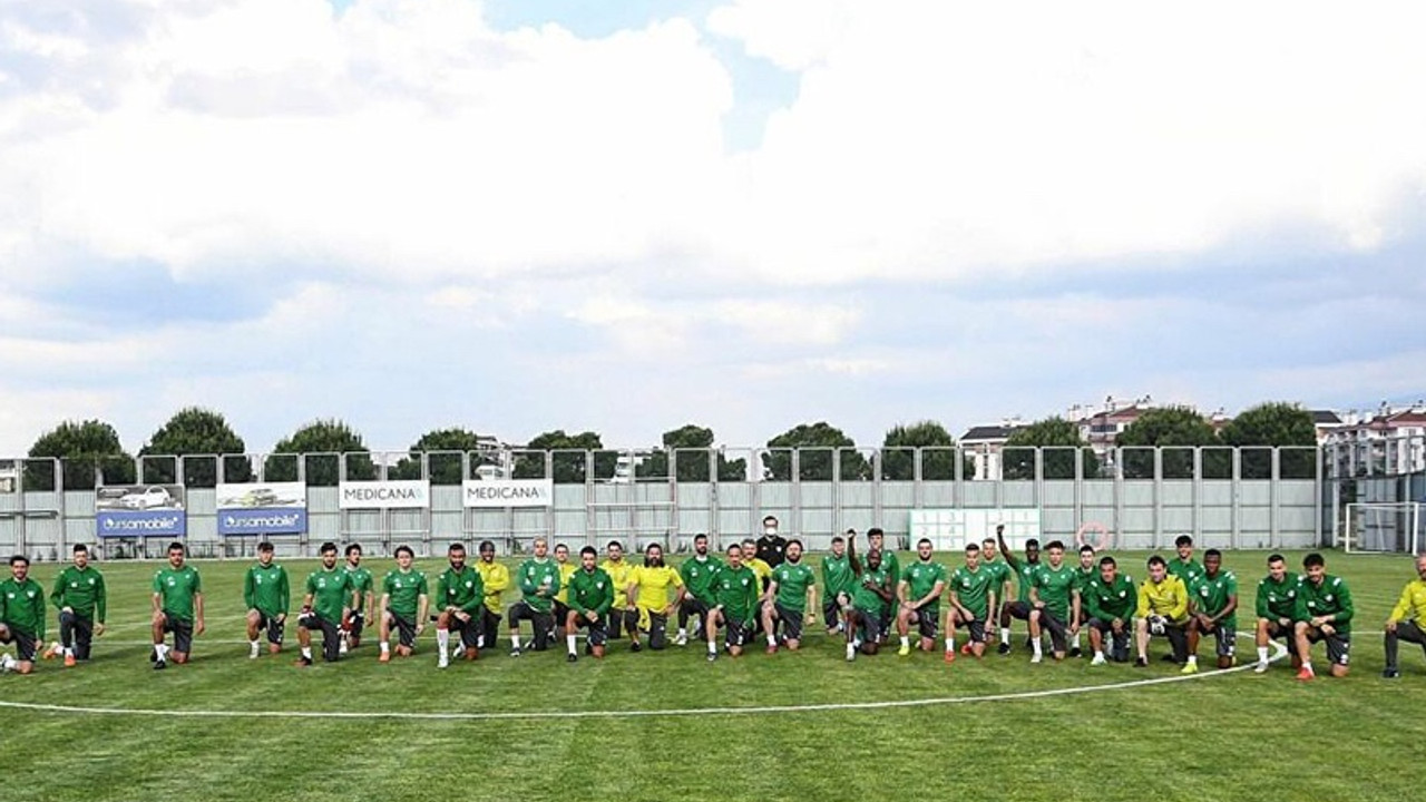 Bursaspor George Floyd için diz çöktü