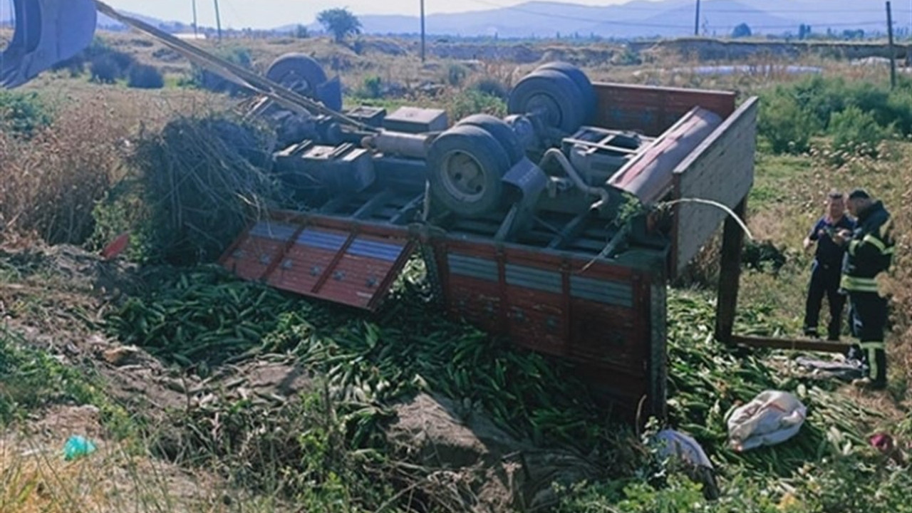 Tarım işçilerini taşıyan kamyon devrildi: 2 ölü, 8 yaralı