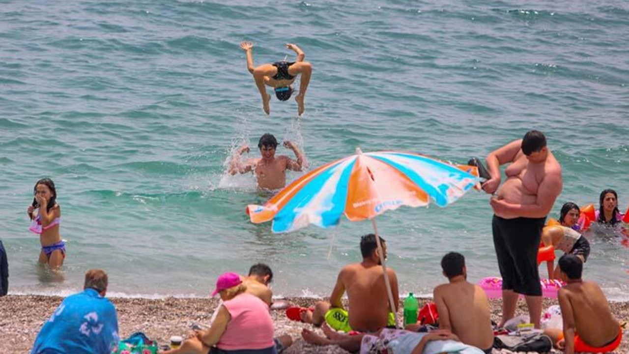 Kısıtlamalar kalktı, Antalya'da sahiller doldu