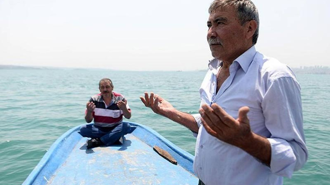 Su altında kalan mezarları sandalla ziyaret edip dua ediyorlar