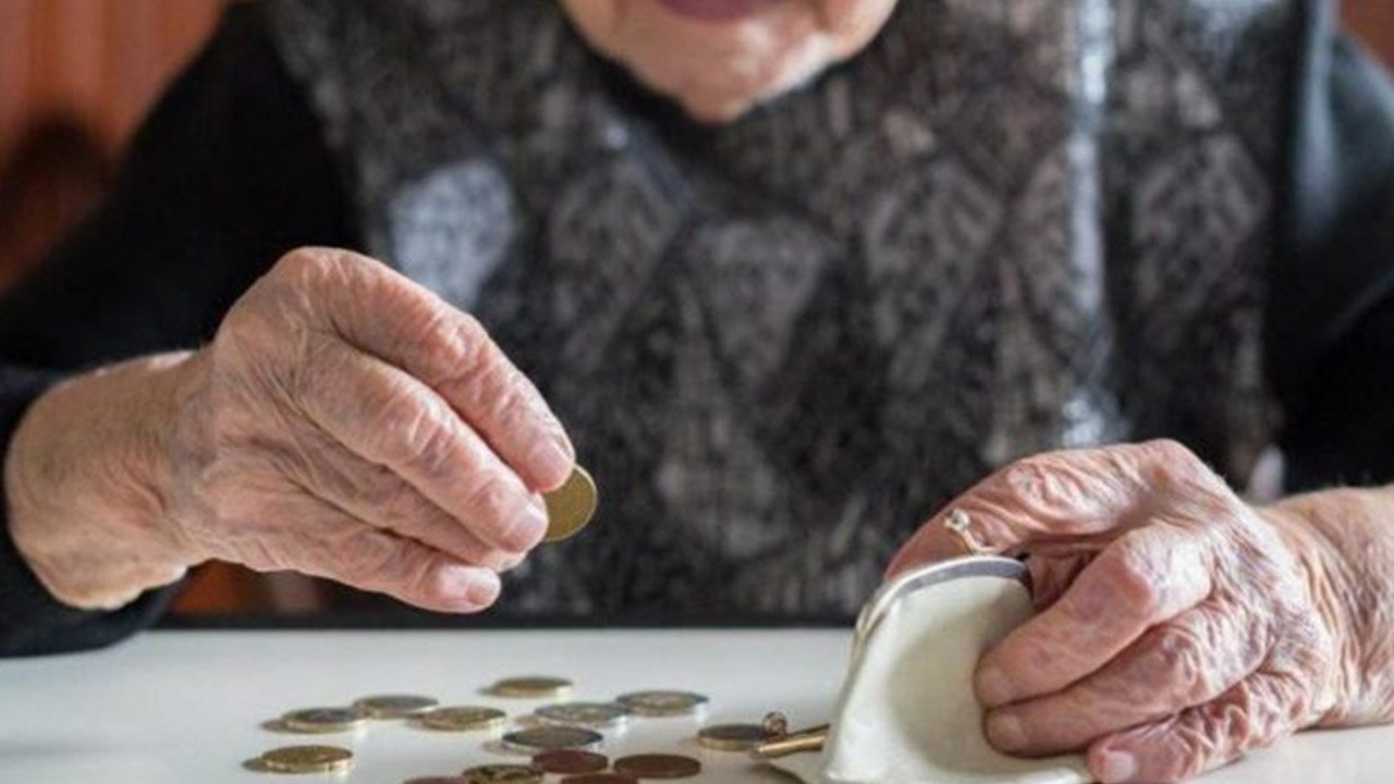 Emekliler, salgınla birlikte ekmekle maske arasında kaldı