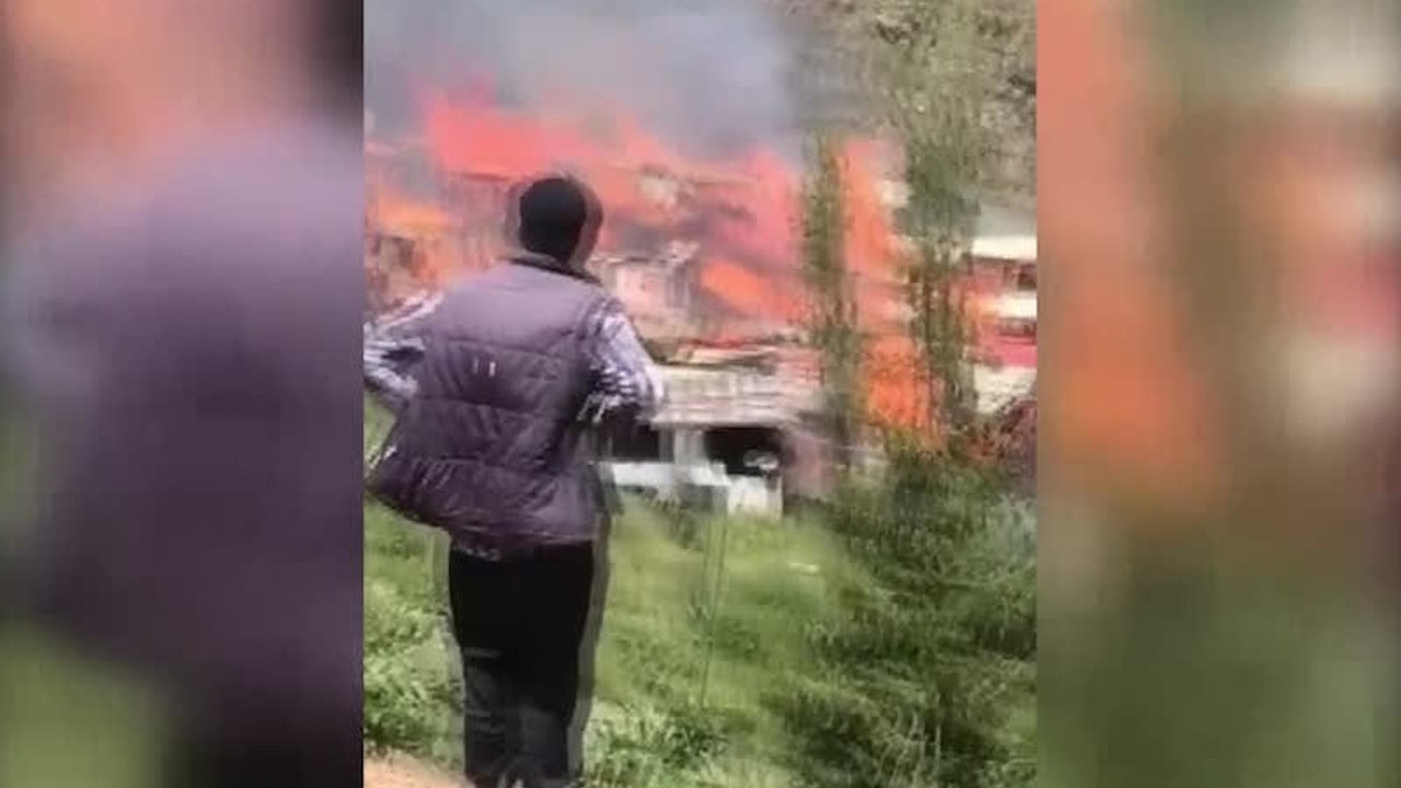 Artvin'in Dokumacılar köyünde yangın: 70 evin çoğu yandı