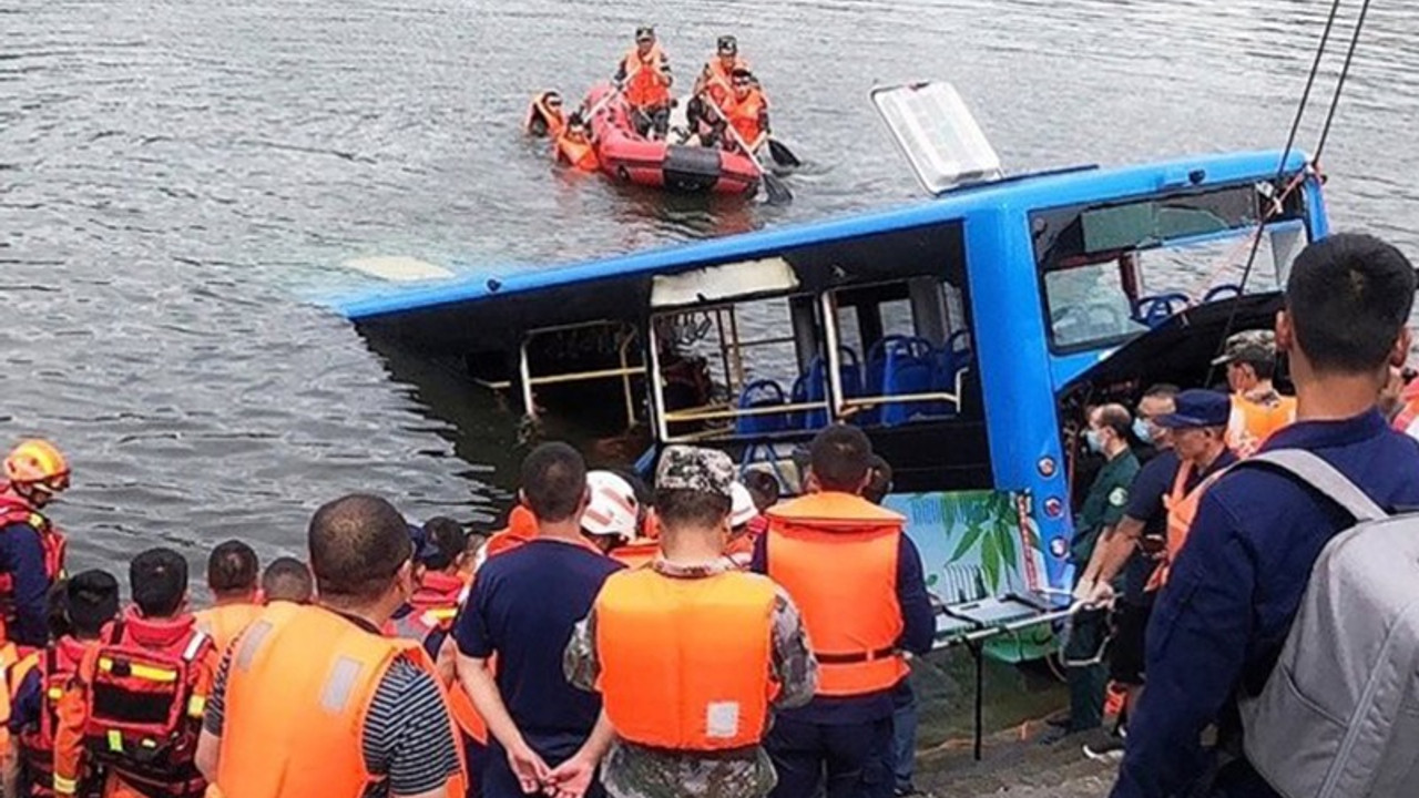 Çin'de öğrenci taşıyan otobüs su kanalına uçtu: 21 ölü