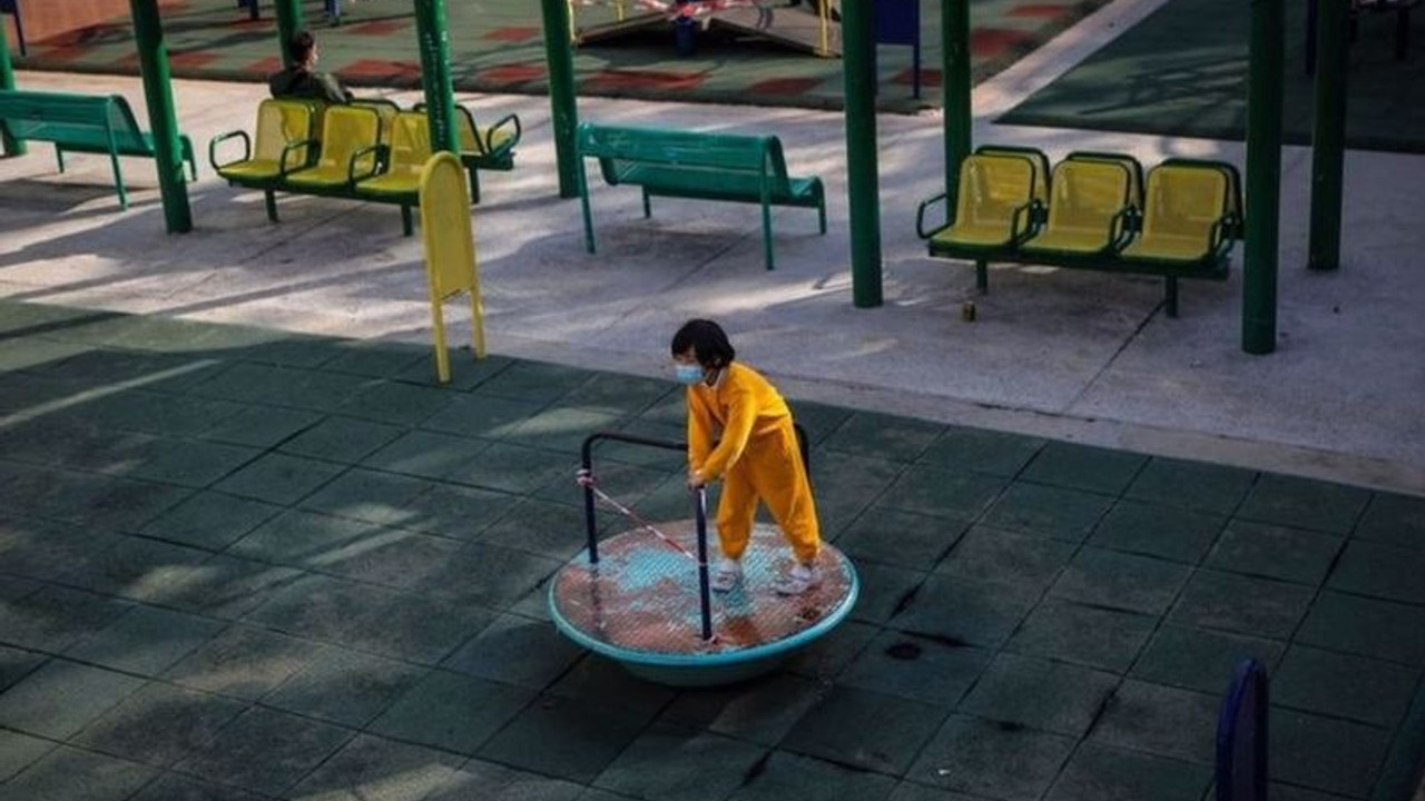 Hong Kong'da ikinci dalga alarmı: Okullar yeniden kapanıyor