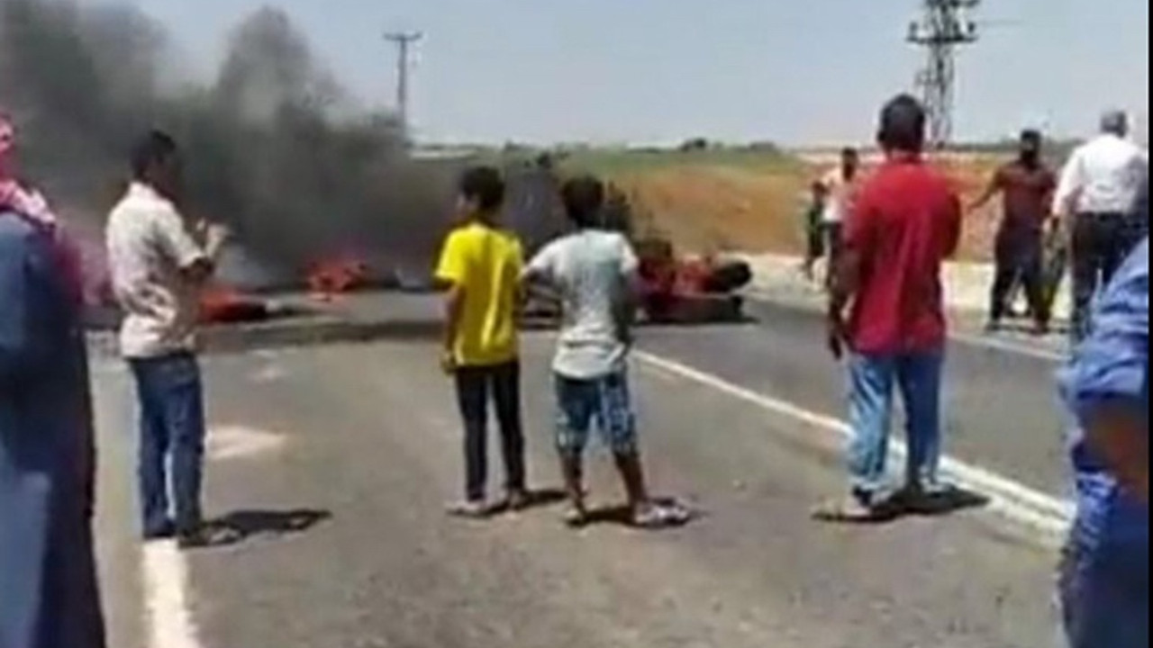 Urfa'da DEDAŞ protestosu, çiftçiler yolu kapatıp lastik yaktılar