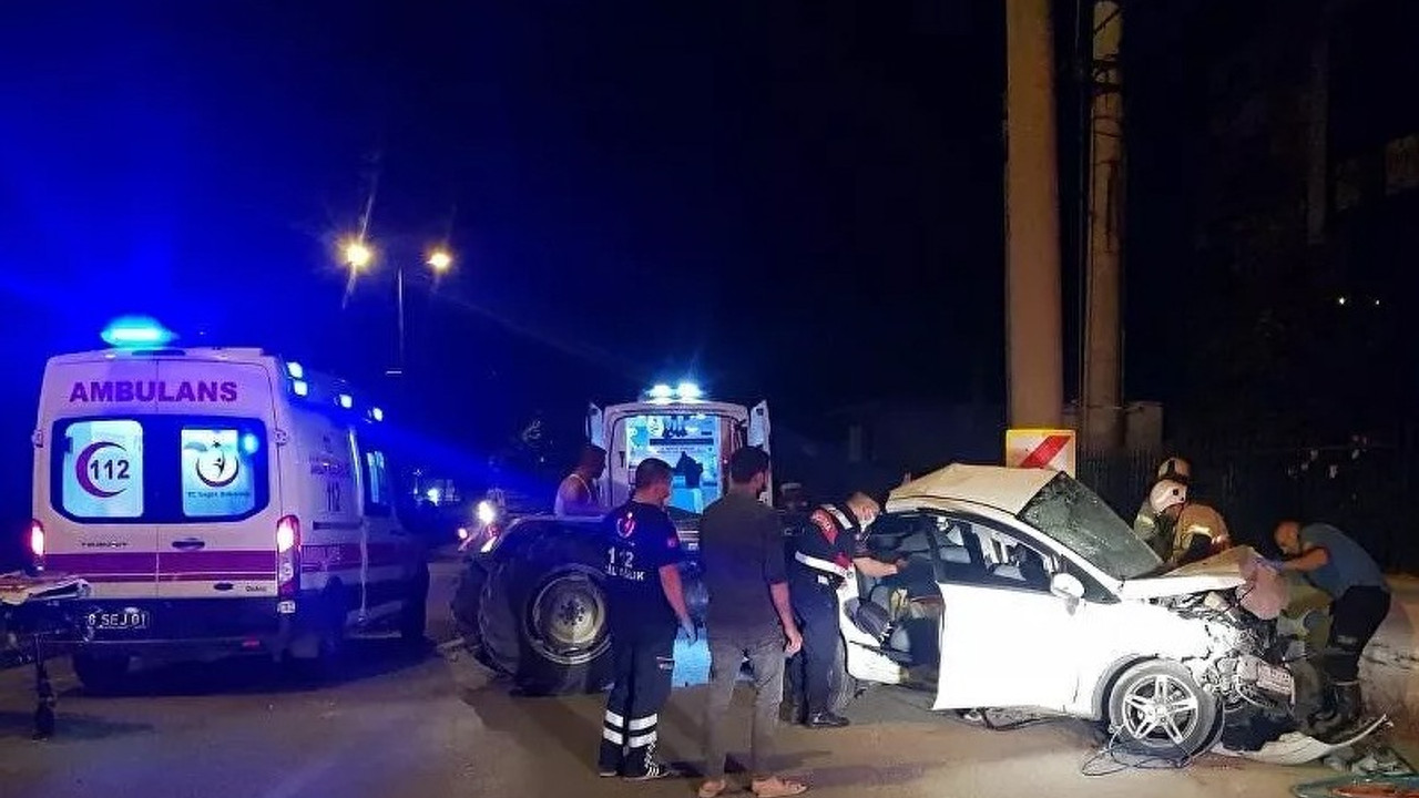 Bursa'da otomobil elektrik direğine çarptı: 3 ölü, 1 yaralı