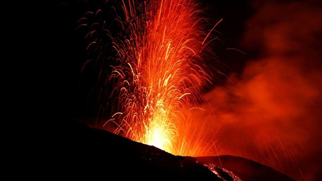 İtalya’da Stromboli Yanardağı patladı