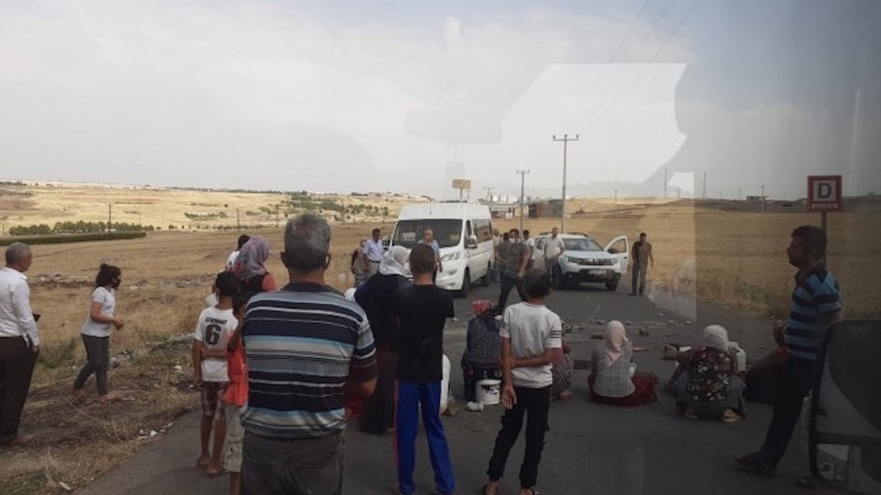 Sur'da suyu kesilen mahalleli yolu trafiğe kapattı