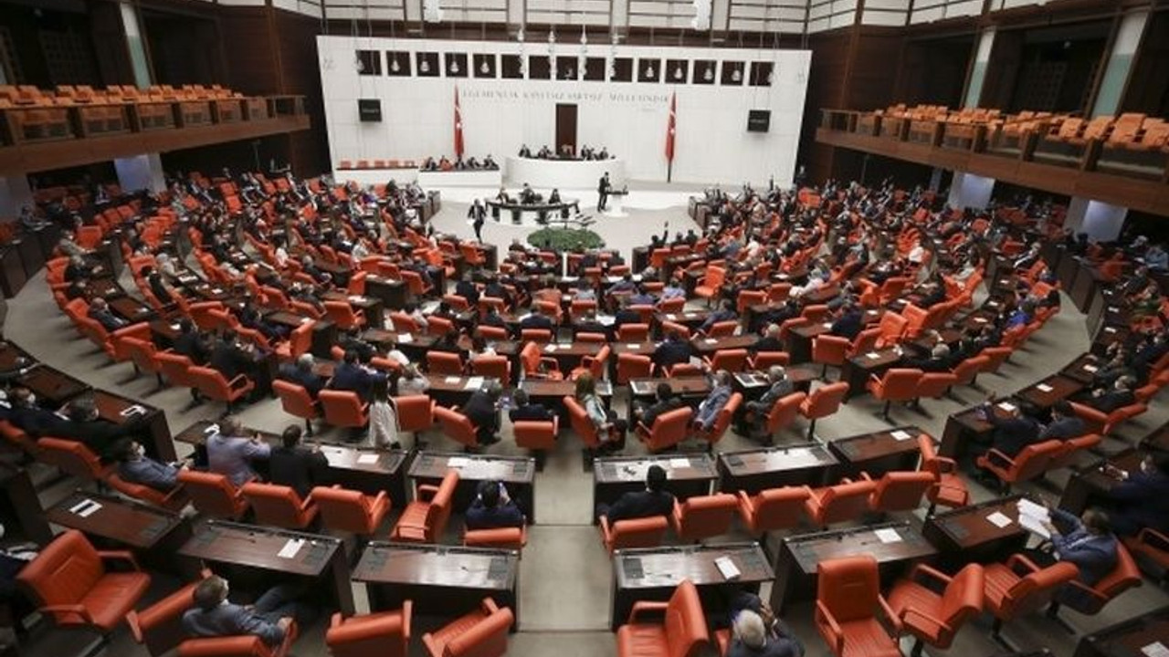 AKP sosyal medya teklifini Meclis'ten geçirdi, ardından TBMM tatil edildi