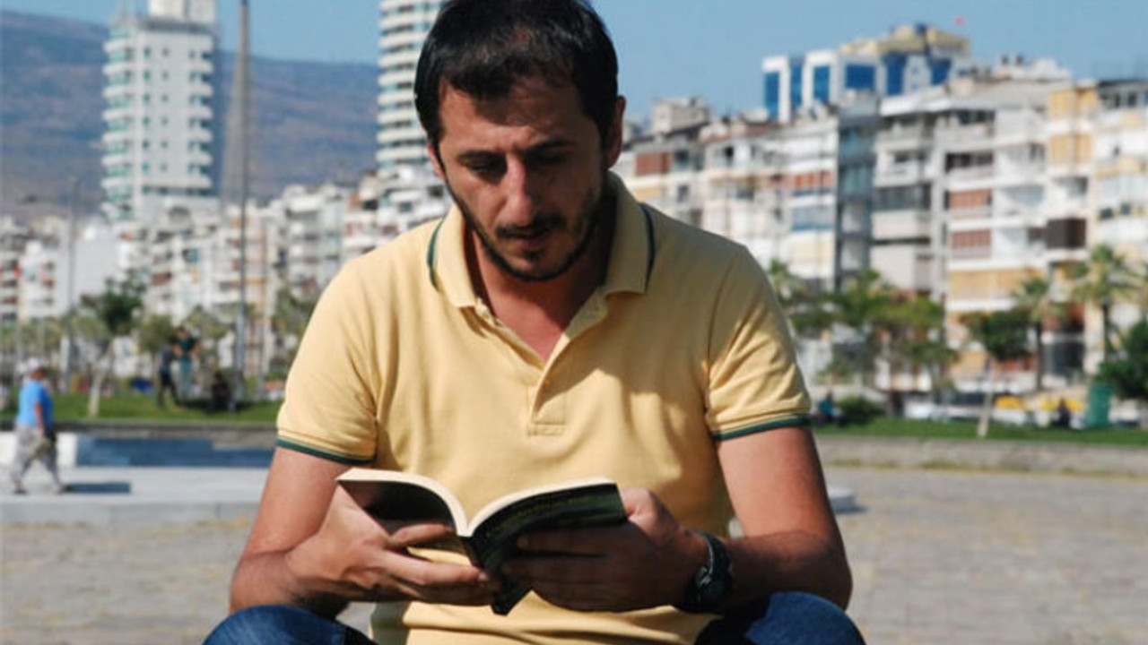 Toplu taşımada kitap okuduğu için dalga geçilmeye çalışılan genç kitap yazdı