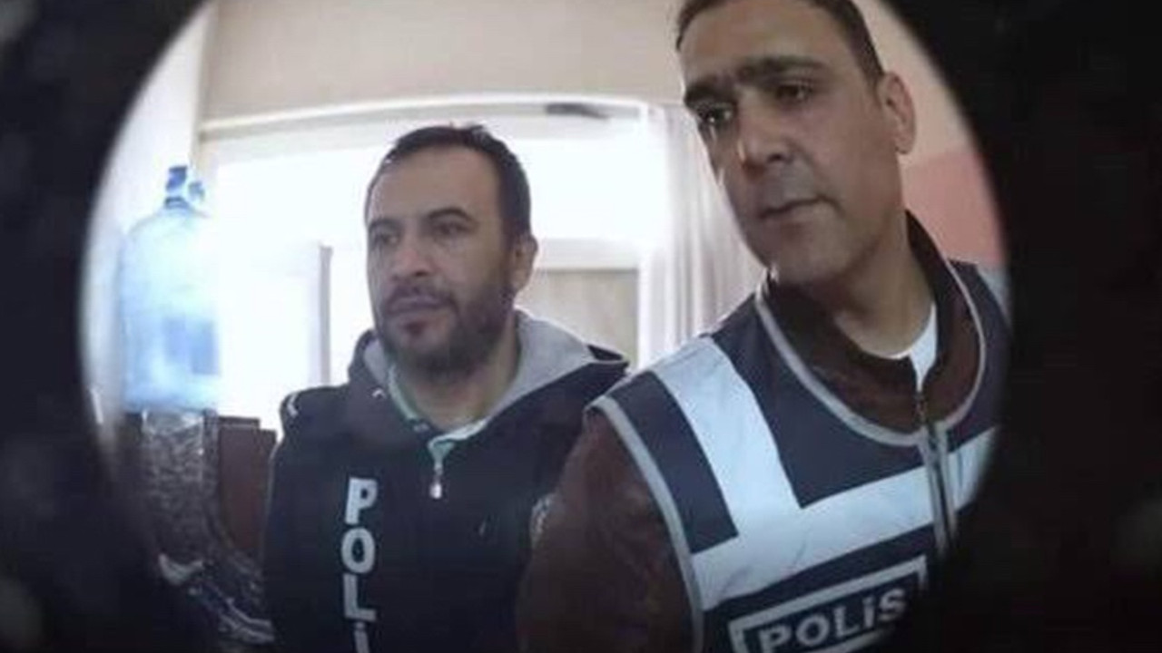 Polis balkonda alkış yapan yurttaşı gözaltına aldı