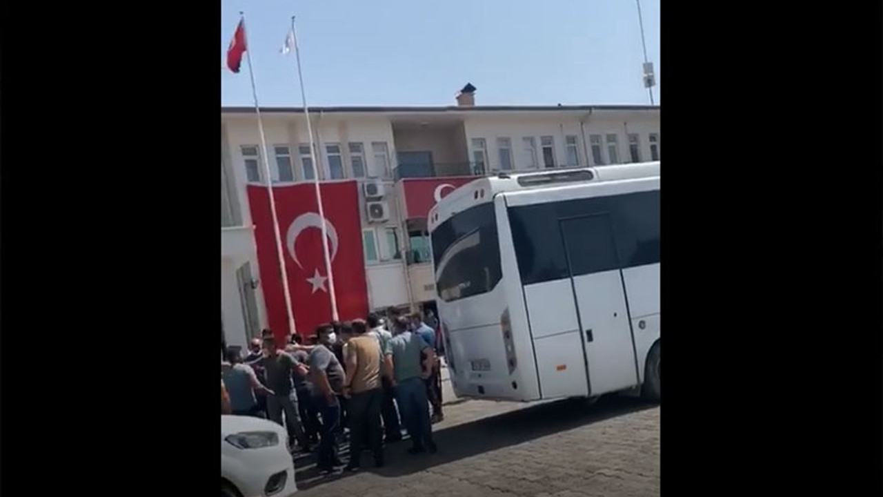 Görevden alınan başkanın yakınları silahlarla belediyeyi bastı