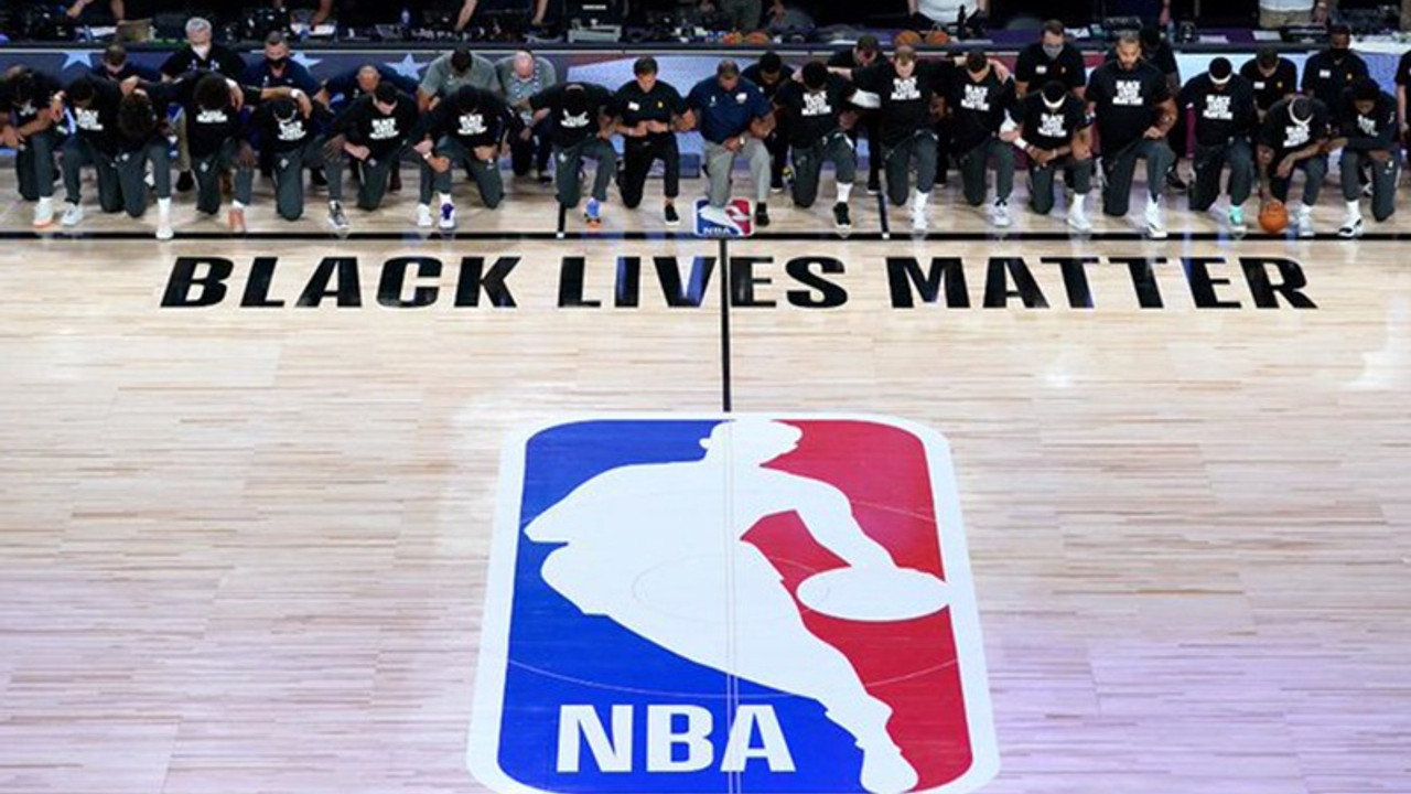 NBA tekrar başladı: Parkeye 'Black Lives Matter' yazıldı, oyuncular diz çöktü