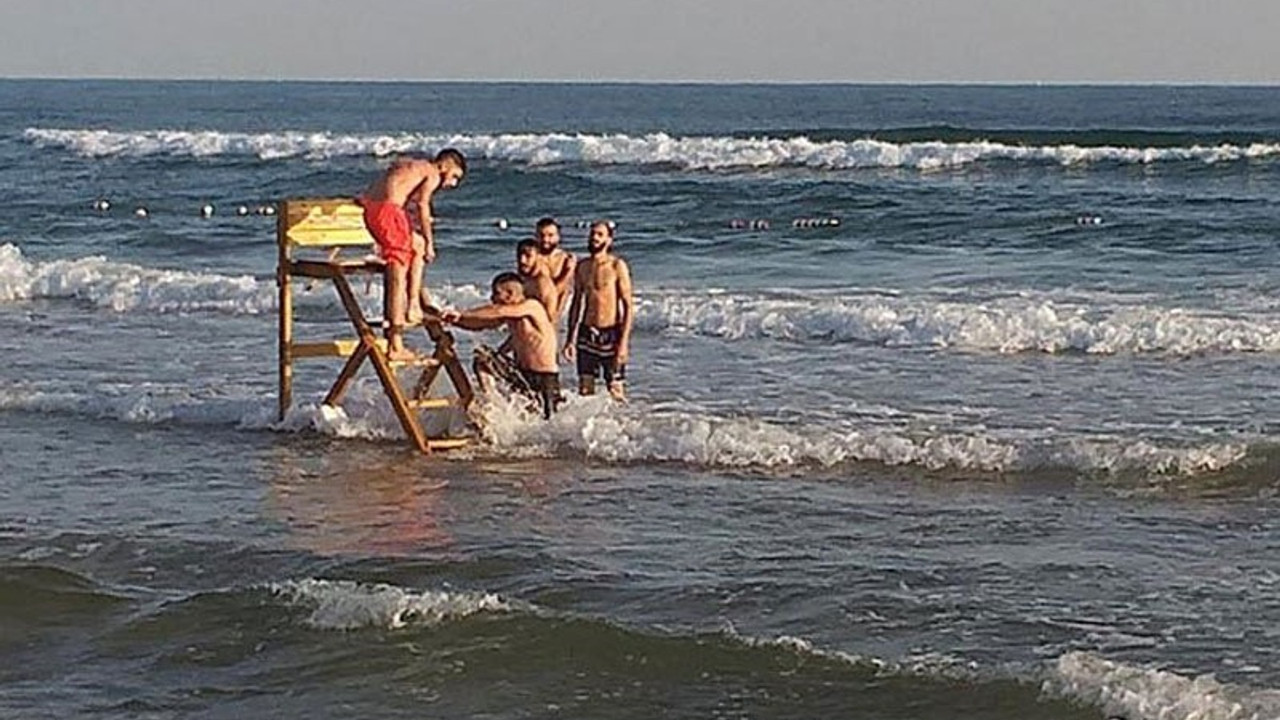 Şile'de cankurtaranların kulesini söküp, atlamak için denize taşıdılar