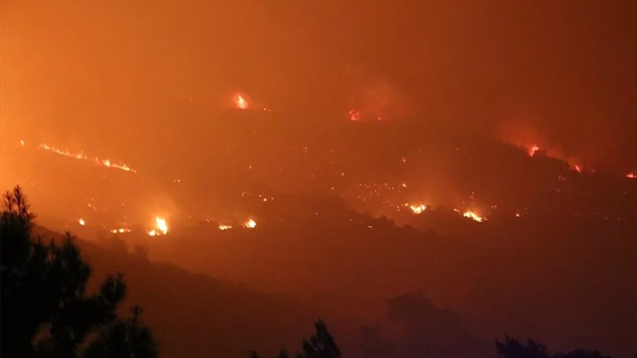 İzmir'de orman yangını: İki site boşaltıldı, sitelerden biri alevler arasında kaldı