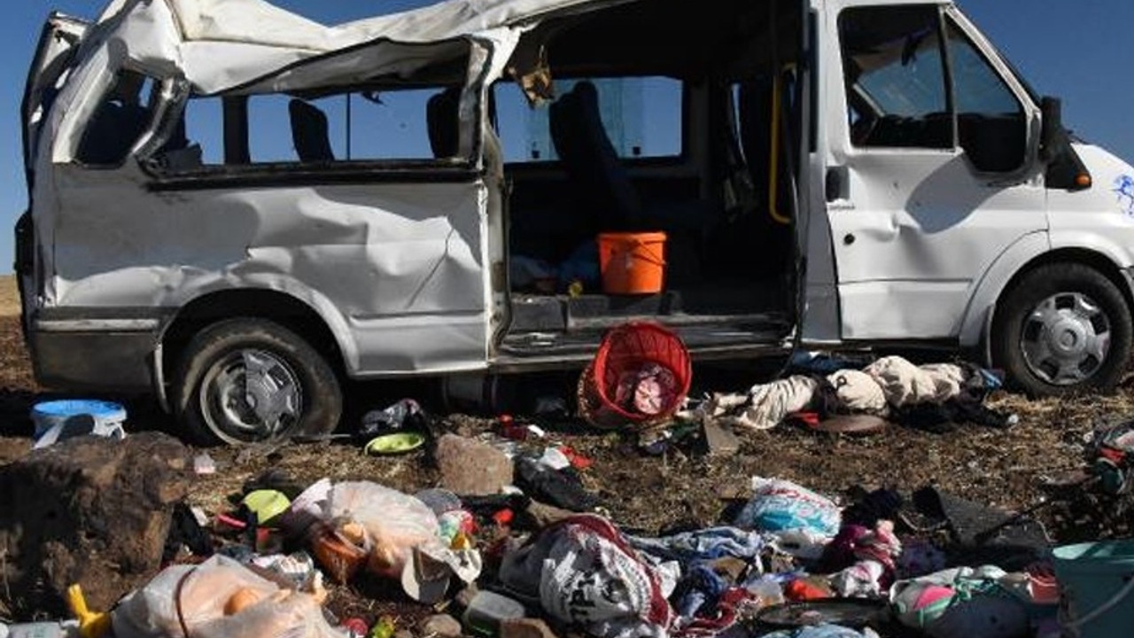 Urfa'da tarım işçilerini taşıyan minibüs devrildi: Yaralılar var