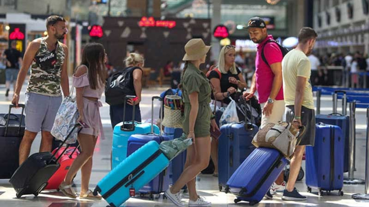 Antalya'ya sadece iki günde 72 bin turist geldi, Coronavirus yayılma riski arttı