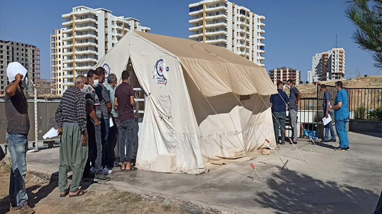 Coronavirus testi için başvurdular, saatlerce sıra beklediler